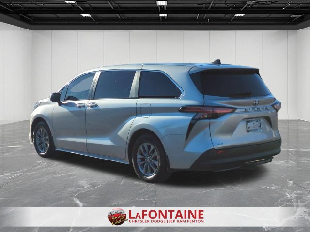 Used 2022 Toyota Sienna XLE AWD/4WD image 3