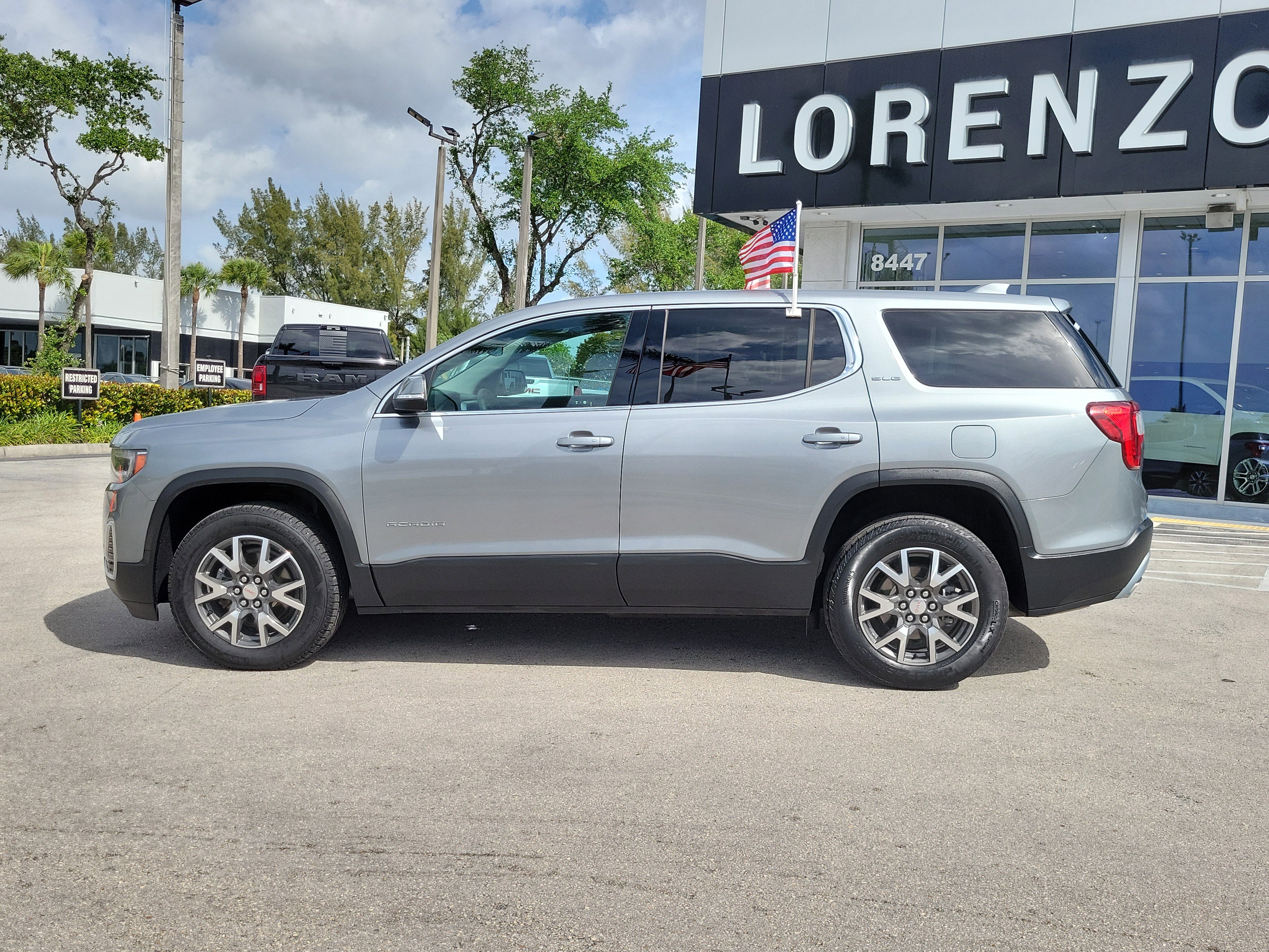 Used 2023 GMC Acadia SLE image 8