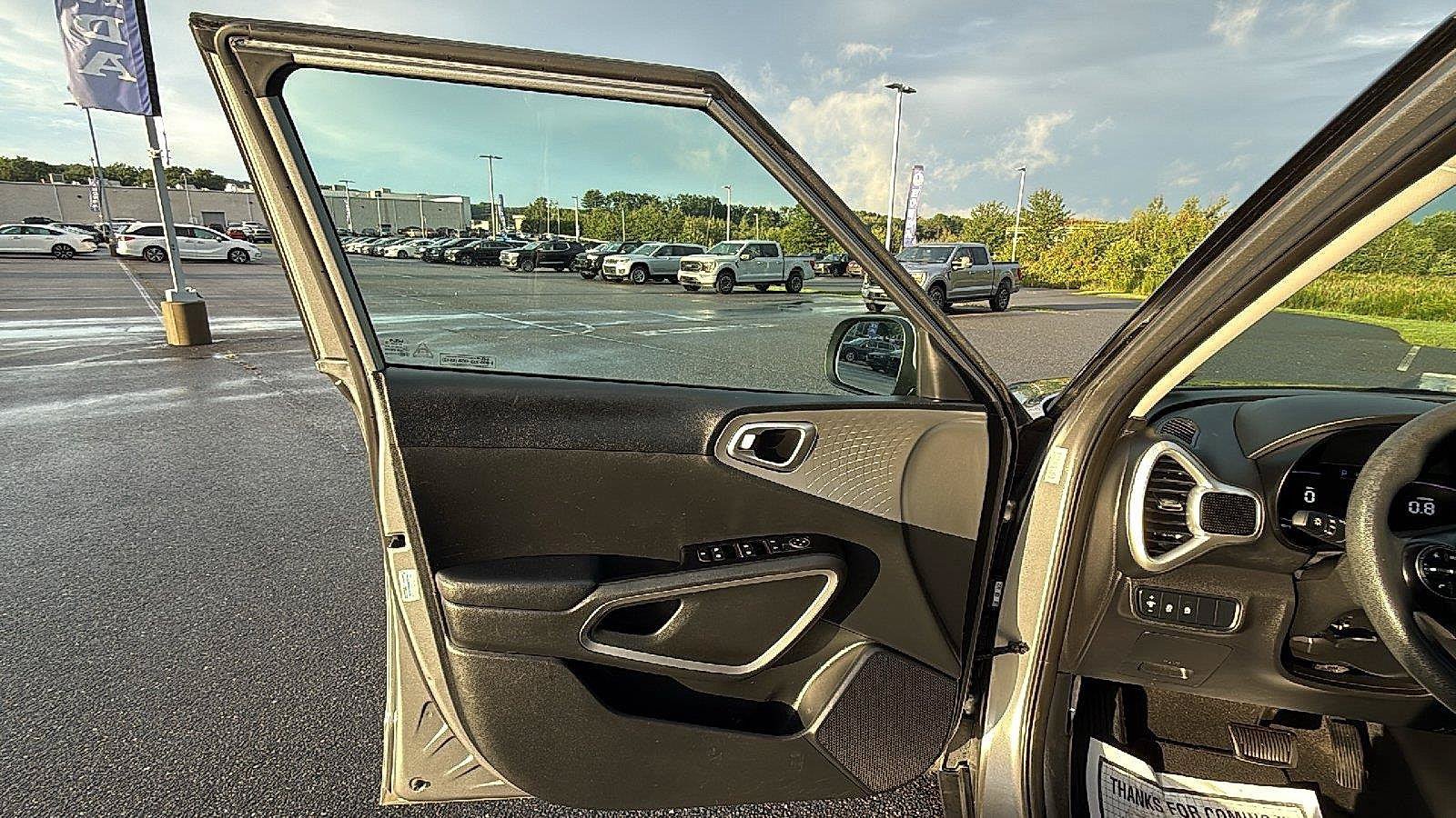 Used 2023 Kia Soul LX w/ Option Group 015 FWD image 21