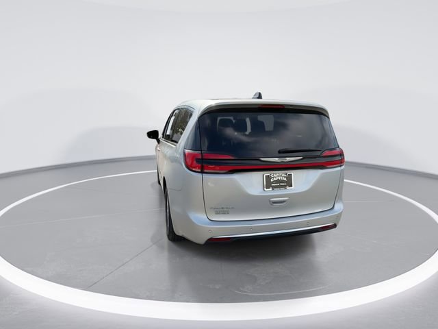 Used 2024 Chrysler Pacifica Touring-L image 7