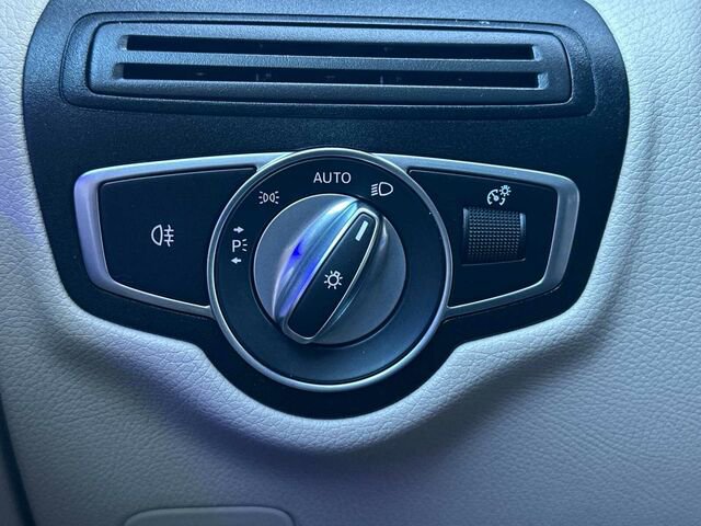 Used 2022 Mercedes-Benz GLC 300 w/ Multimedia Package Lite image 31