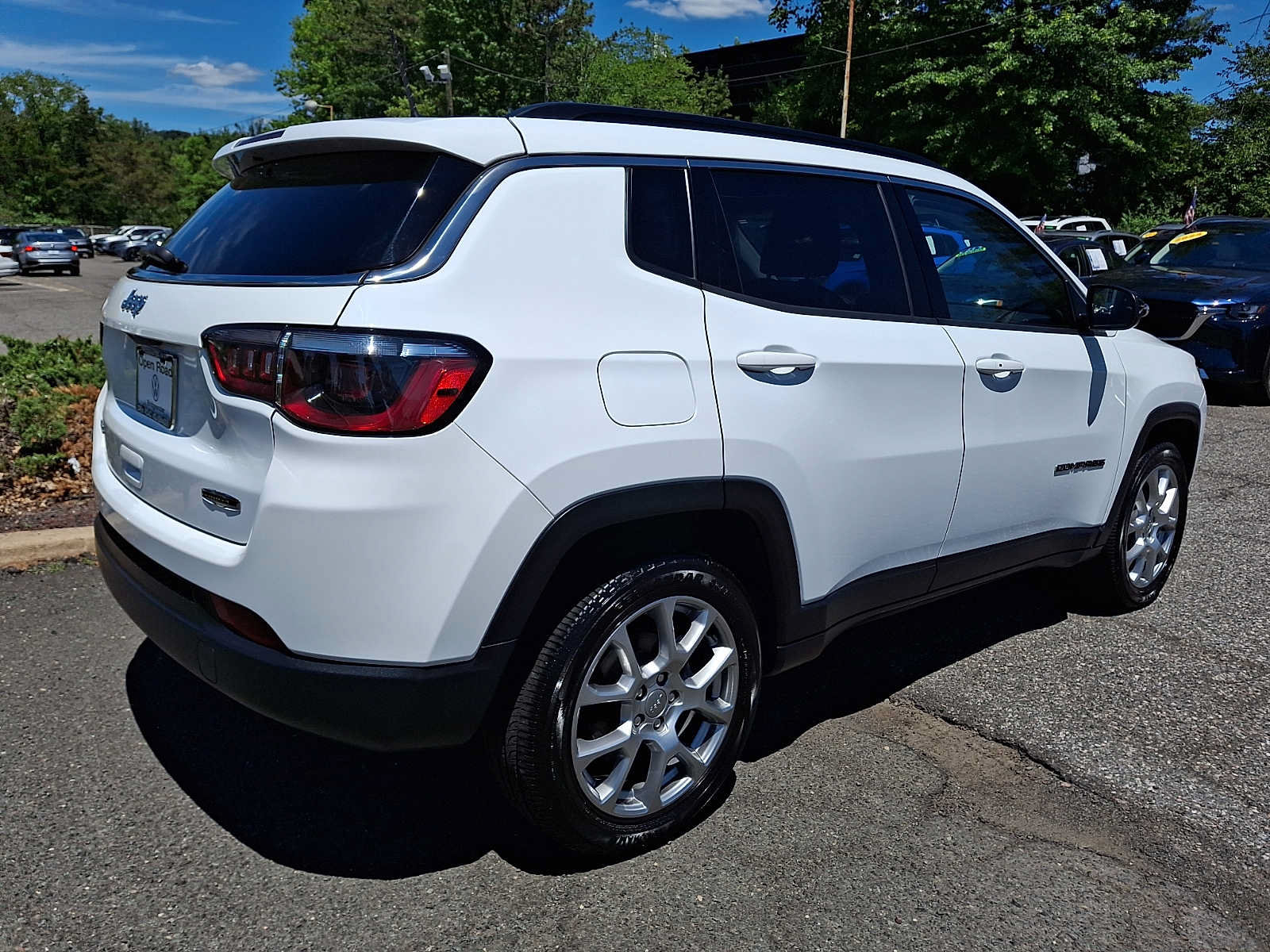 Used 2022 Jeep Compass Latitude w/ Sun and Sound Group AWD/4WD image 6