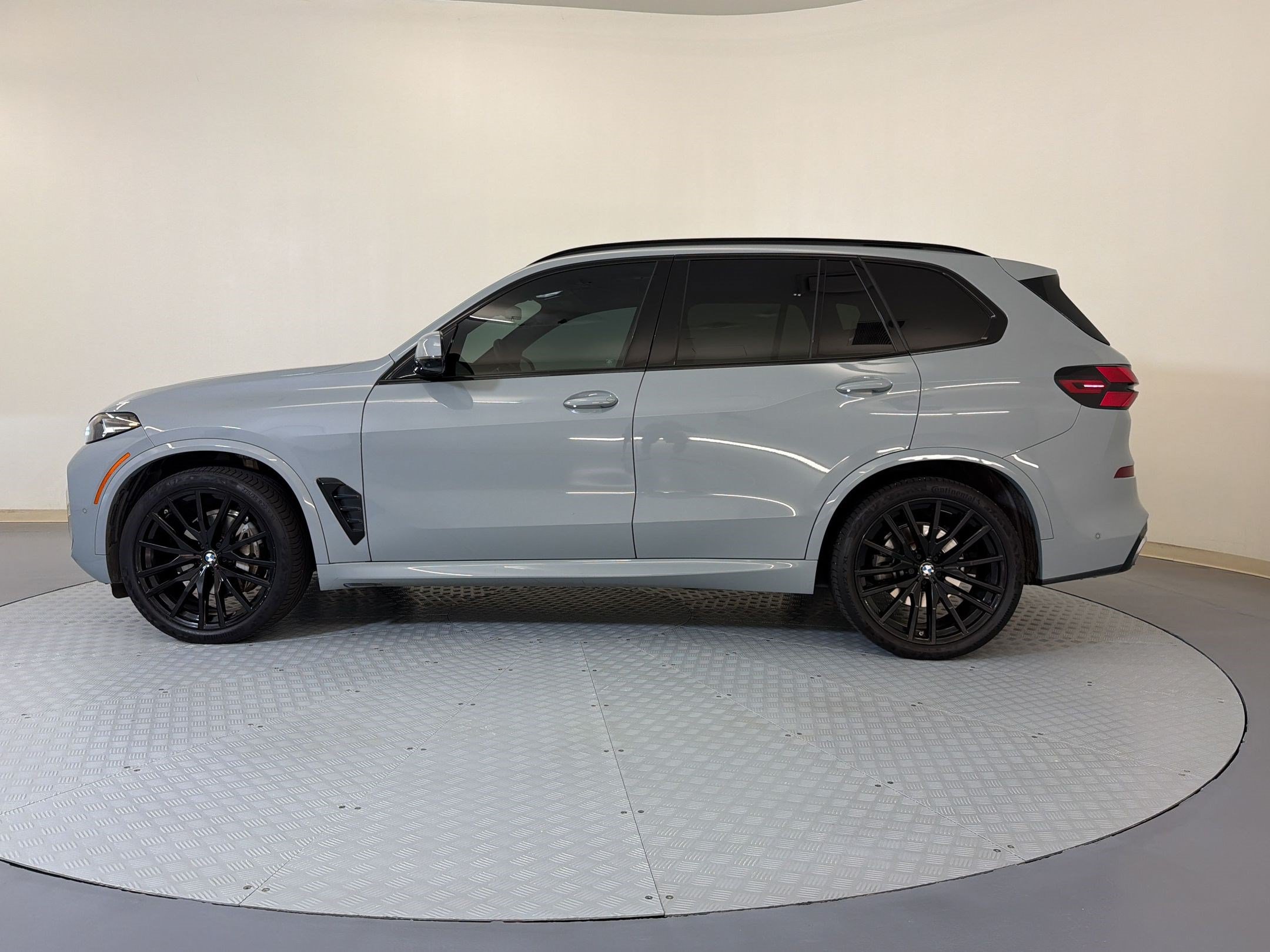 Used 2024 BMW X5 xDrive40i w/ M Sport Package AWD/4WD image 2