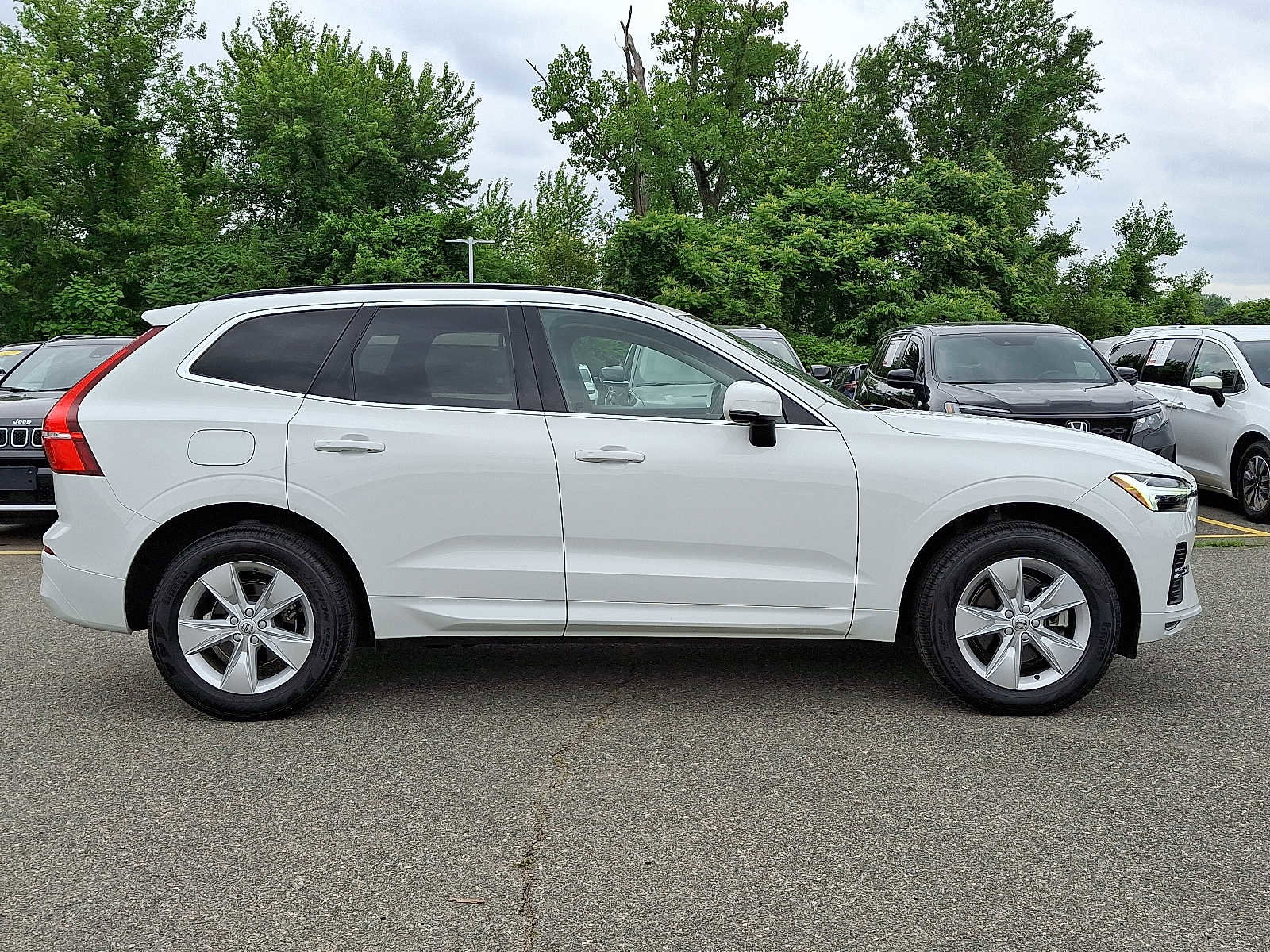 Used 2022 Volvo XC60 B5 Momentum image 7