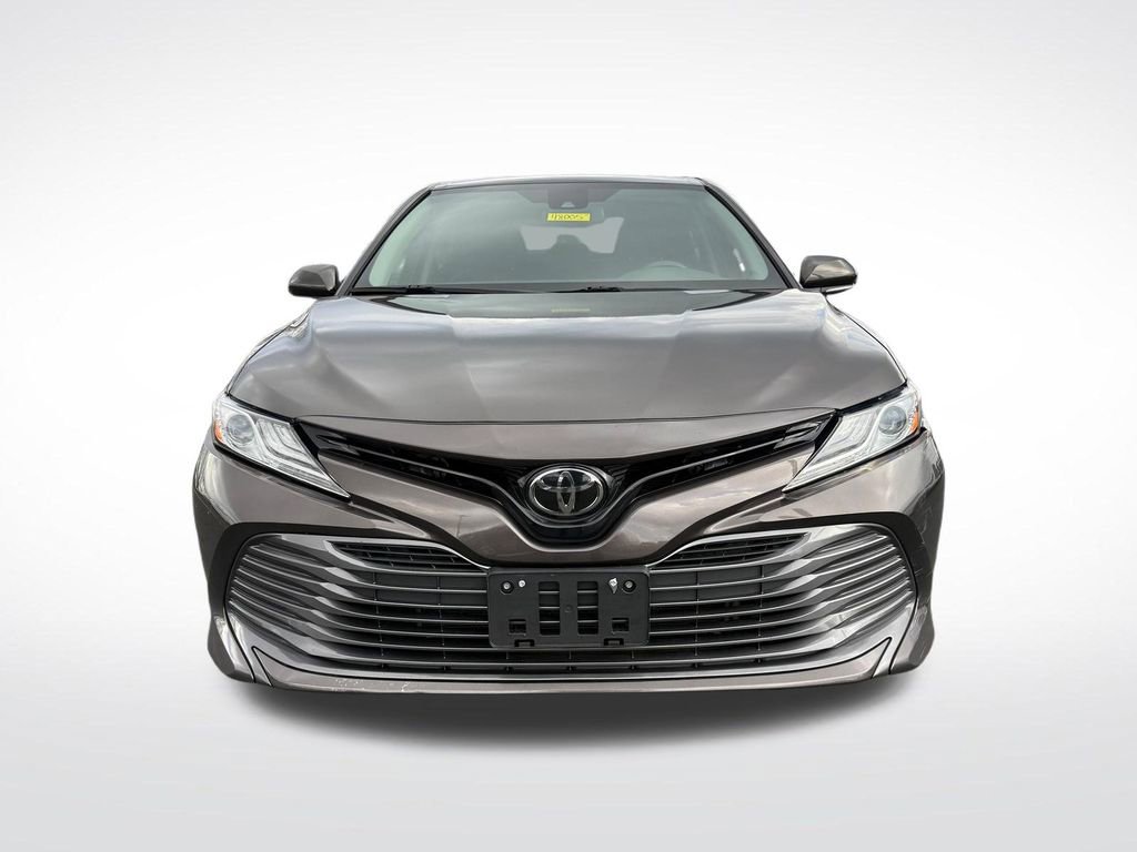 Used 2020 Toyota Camry XLE FWD image 3