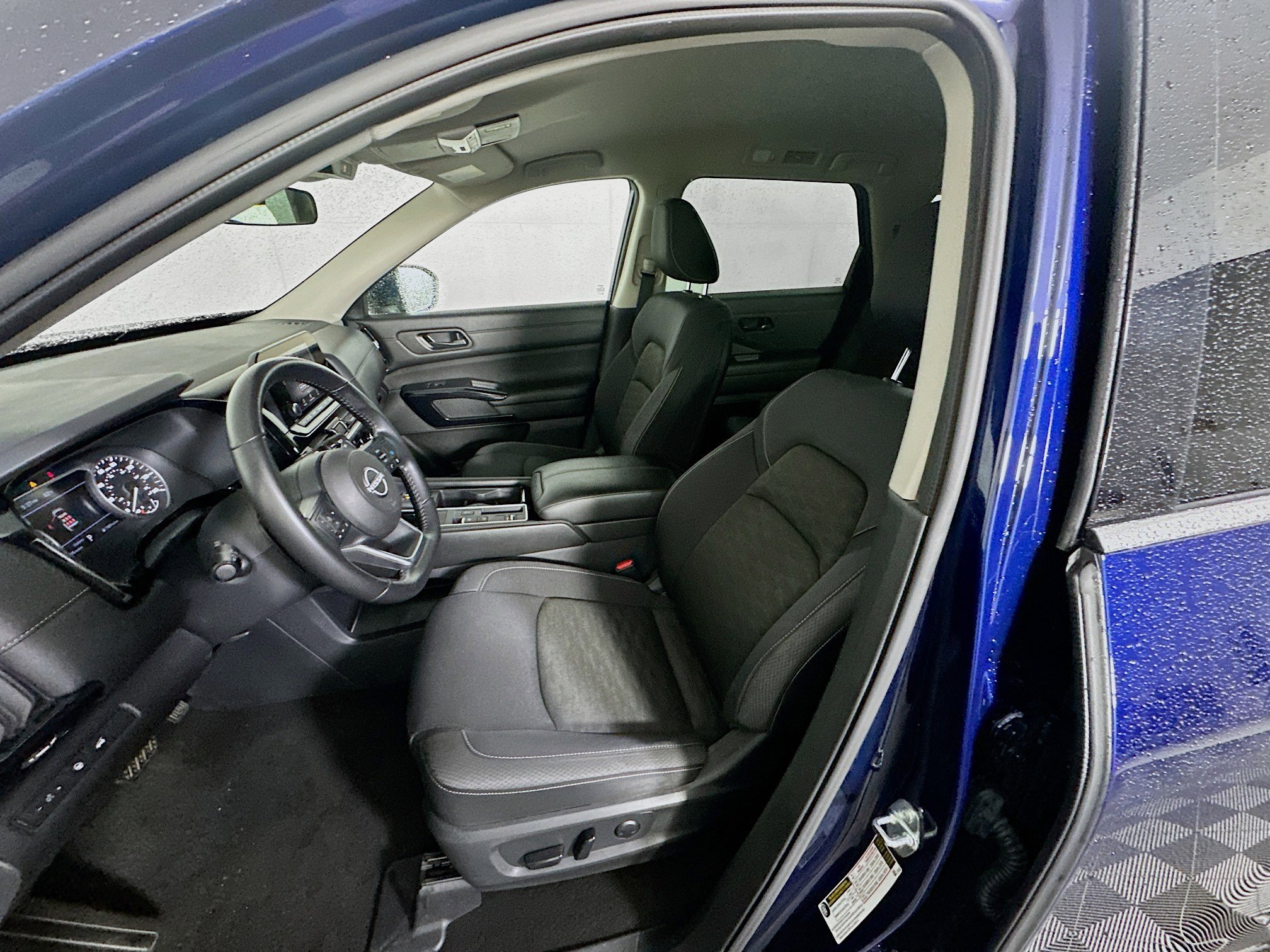 Used 2025 Nissan Pathfinder SV image 13