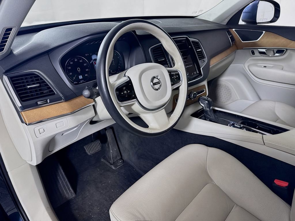 Used 2021 Volvo XC90 T6 Momentum w/ Climate Package AWD/4WD image 9