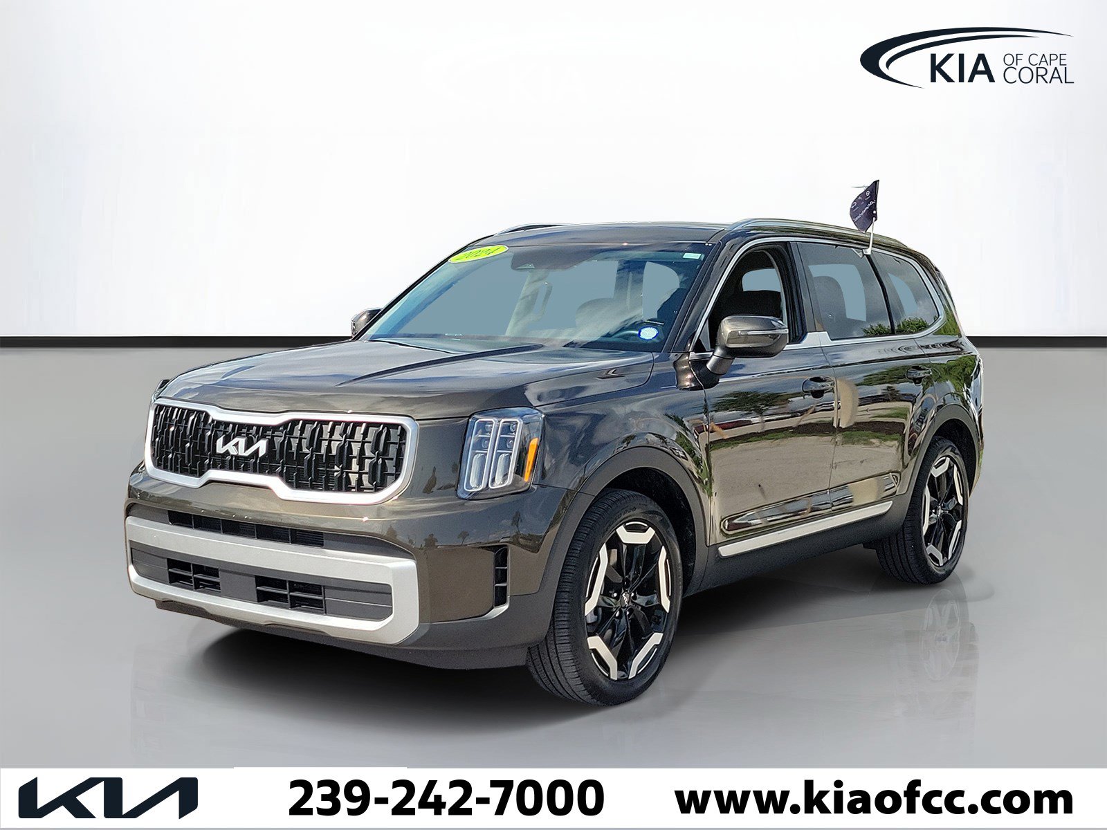 Certified 2024 Kia Telluride EX w/ EX Captain's Chair Package FWD image 3