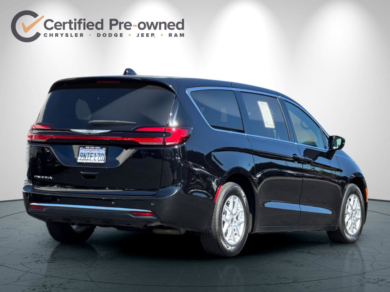 Certified 2025 Chrysler Pacifica Select FWD image 4