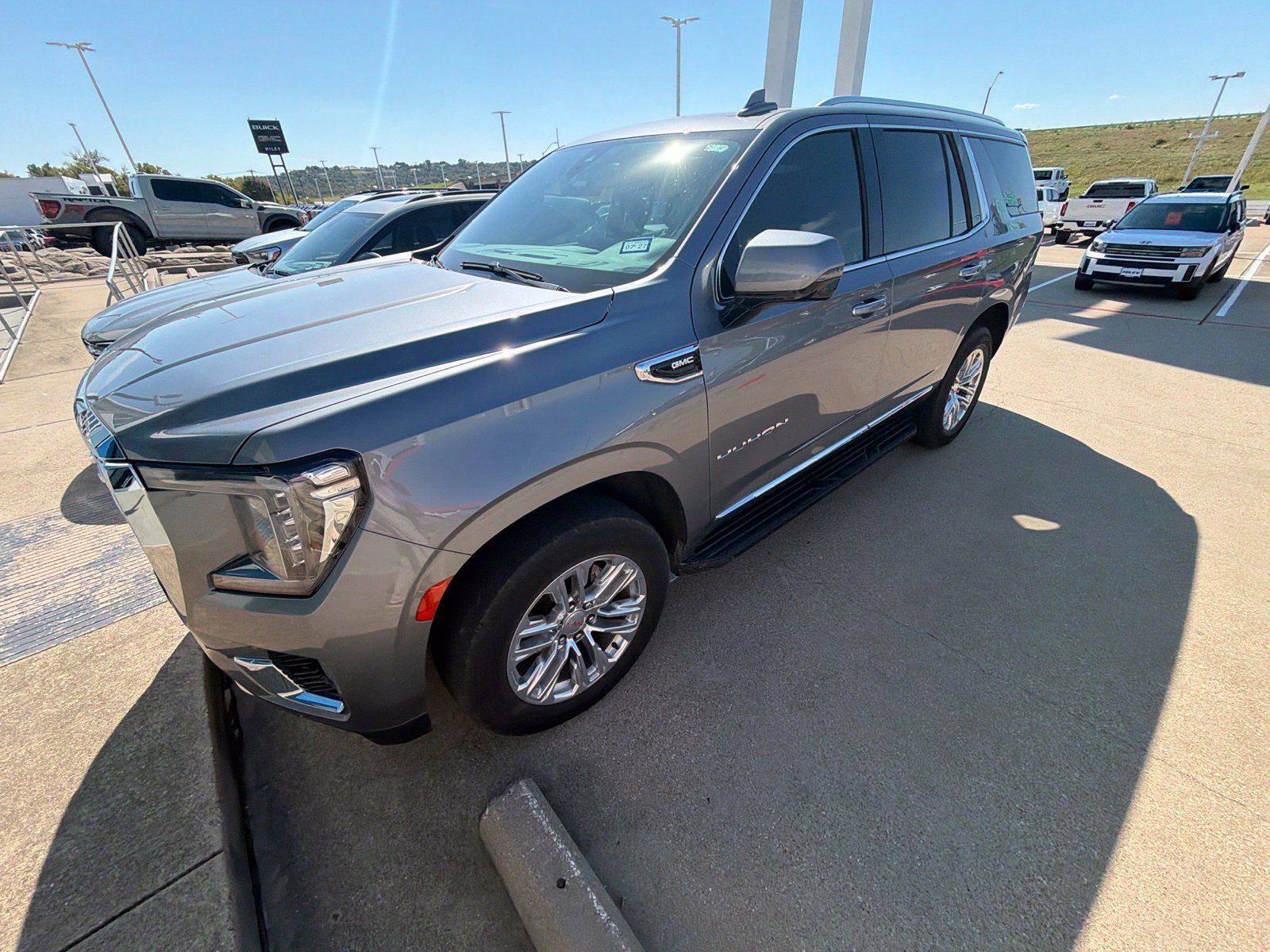 Used 2021 GMC Yukon SLT w/ SLT Luxury Plus Package RWD image 2