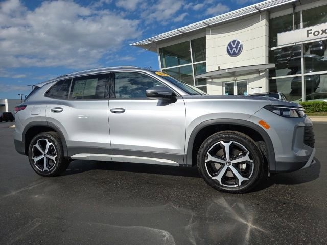 Used 2025 Volkswagen Tiguan SE AWD/4WD image 1