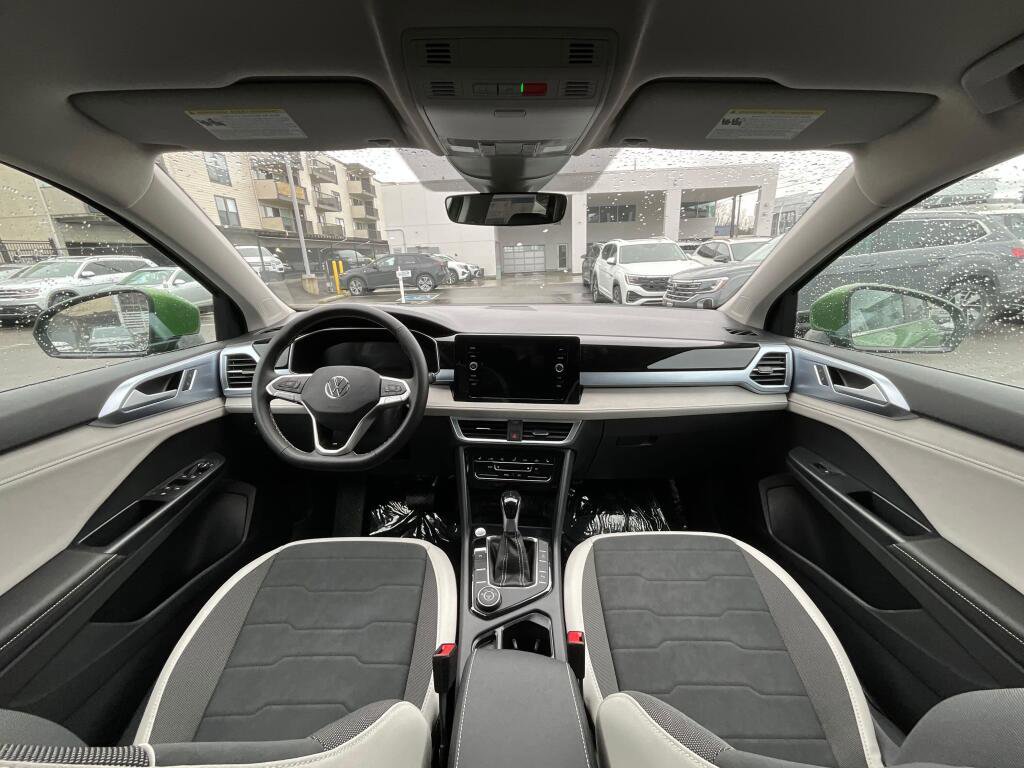 New 2026 Volkswagen Taos SE image 16