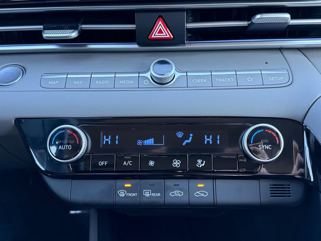 Certified 2025 Hyundai Elantra SEL image 22