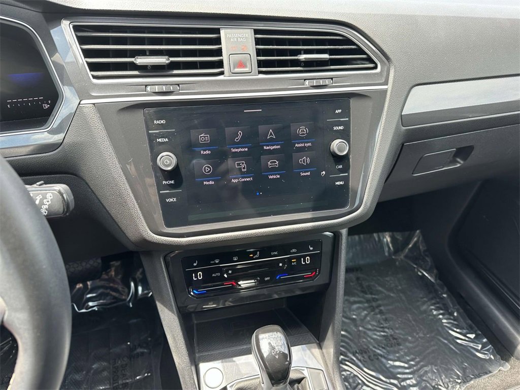 Used 2024 Volkswagen Tiguan SE image 17