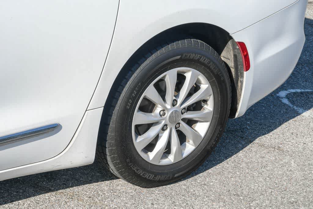 Used 2018 Chrysler Pacifica Touring-L Plus FWD image 11