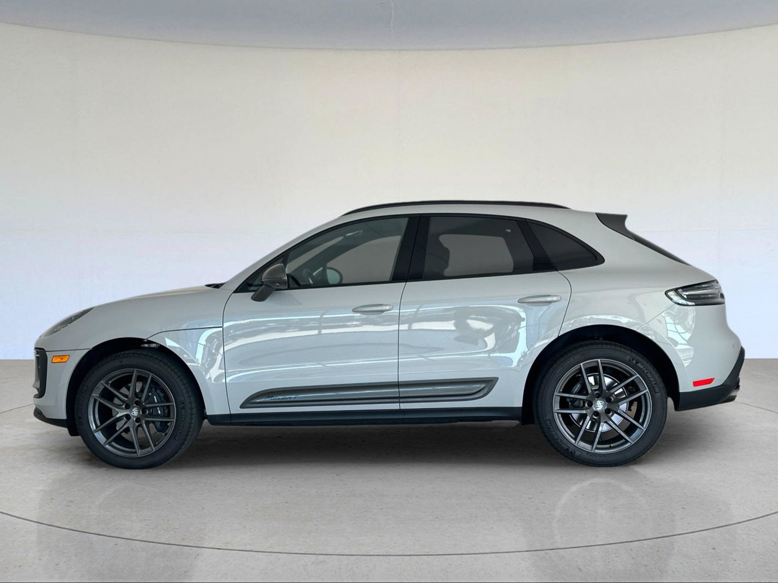 Used 2026 Porsche Macan Turbo AWD/4WD image 2