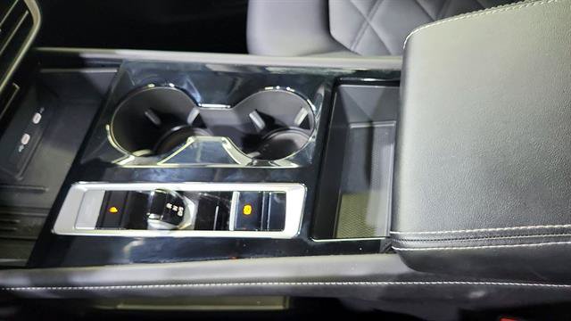 Used 2025 Volkswagen Atlas SE FWD image 16