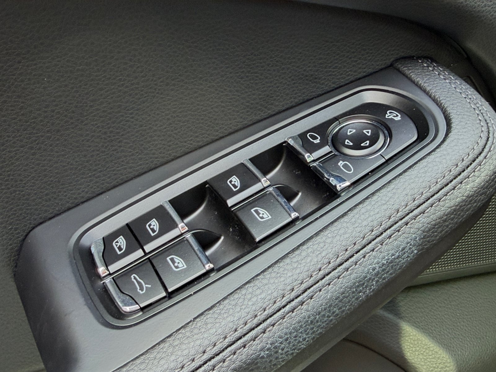 Used 2025 Porsche Macan AWD/4WD image 17