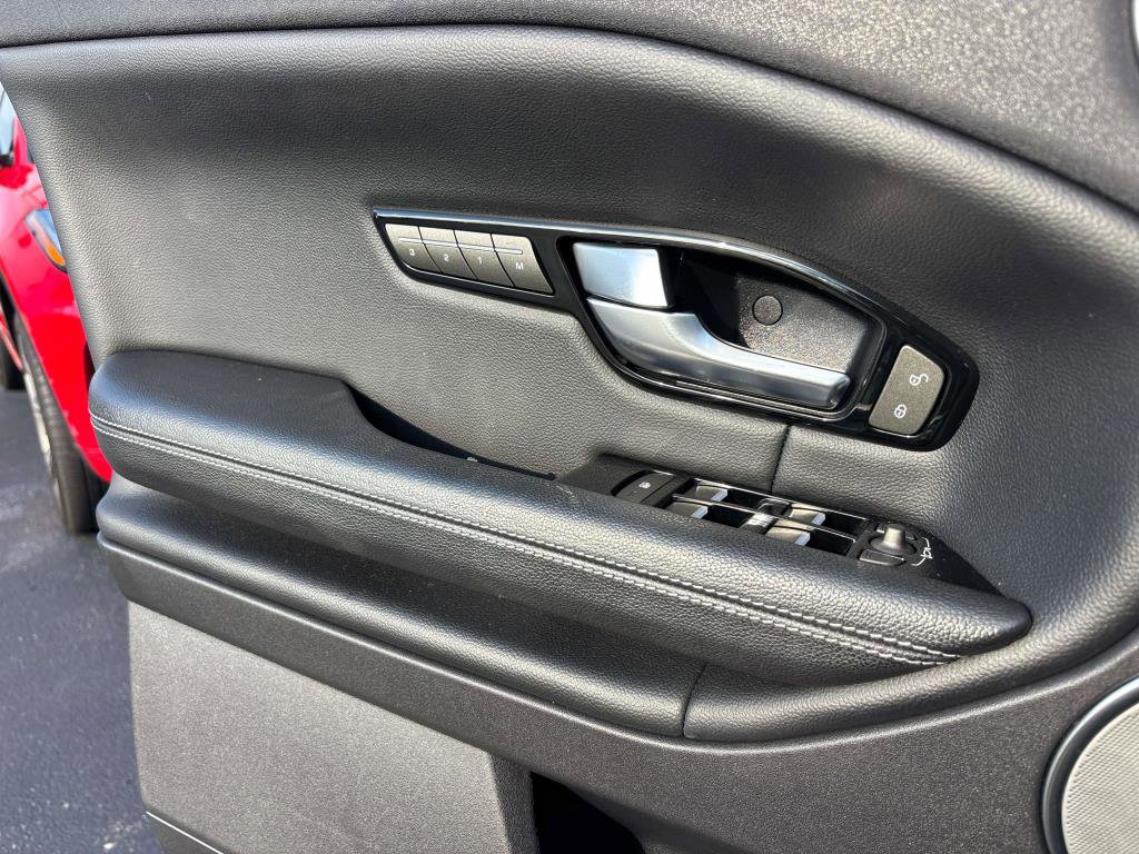 Used 2018 Land Rover Range Rover Evoque SE image 16
