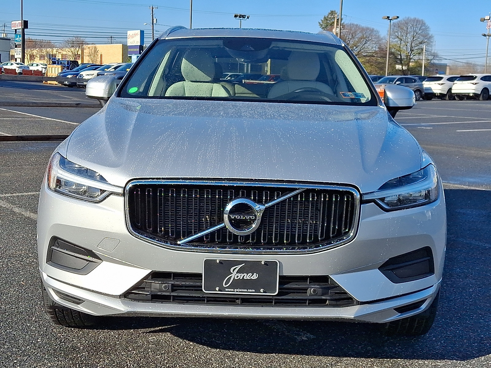 Used 2019 Volvo XC60 T6 Momentum w/ Multimedia Package image 2