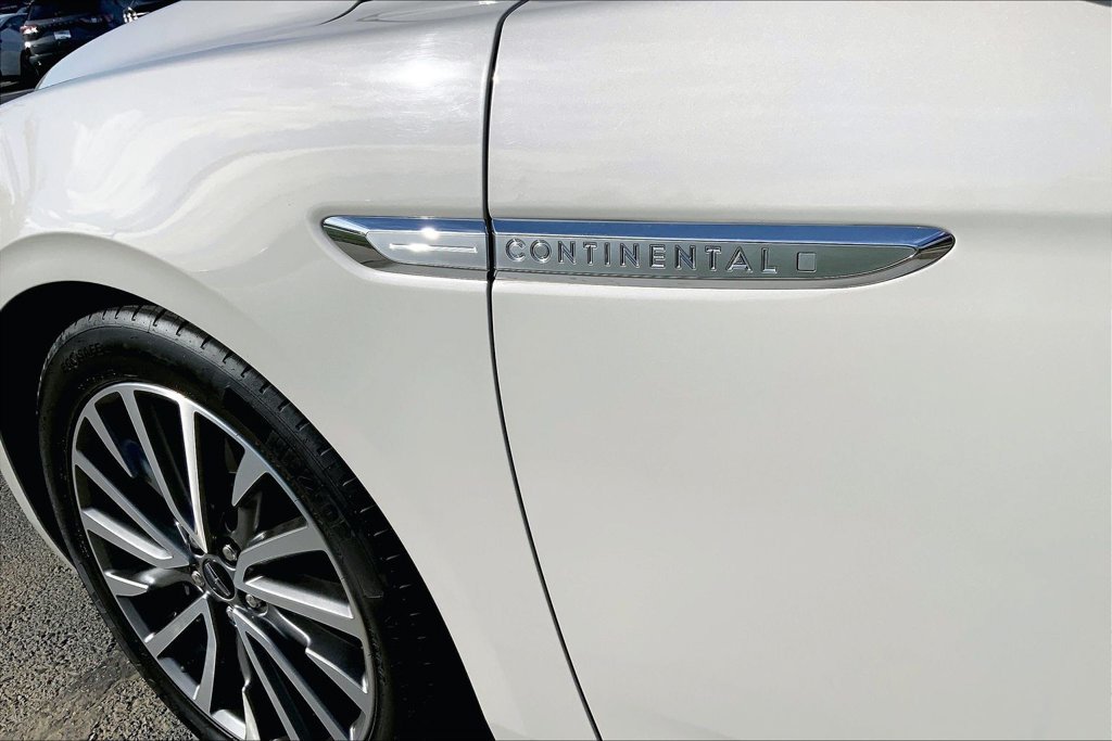 Used 2019 Lincoln Continental Select w/ Continental Climate Package FWD image 4