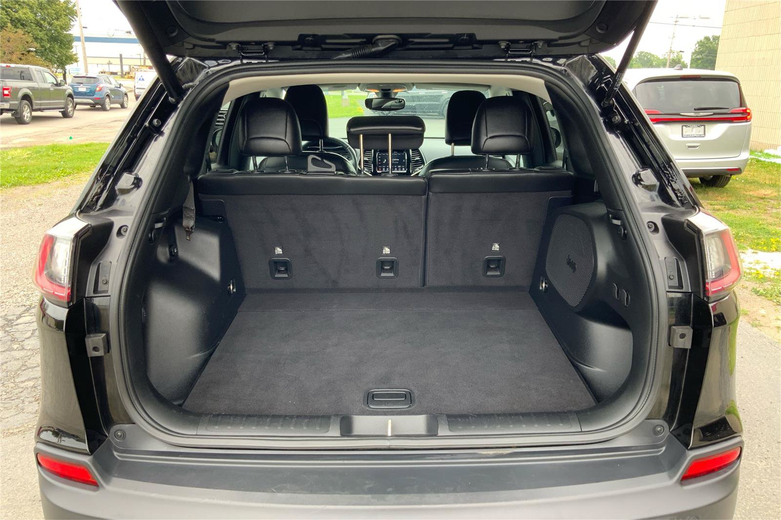 Used 2019 Jeep Cherokee Limited AWD/4WD image 12