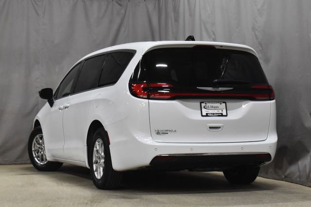 Certified 2025 Chrysler Pacifica Select image 2