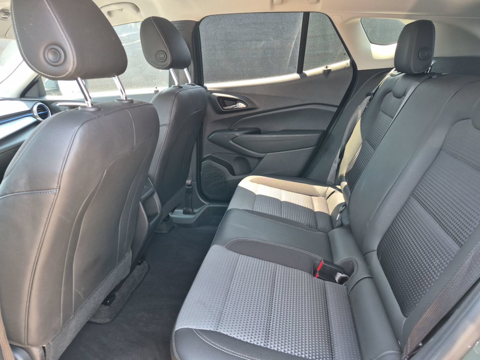 Used 2025 Chevrolet Trax LT FWD image 11