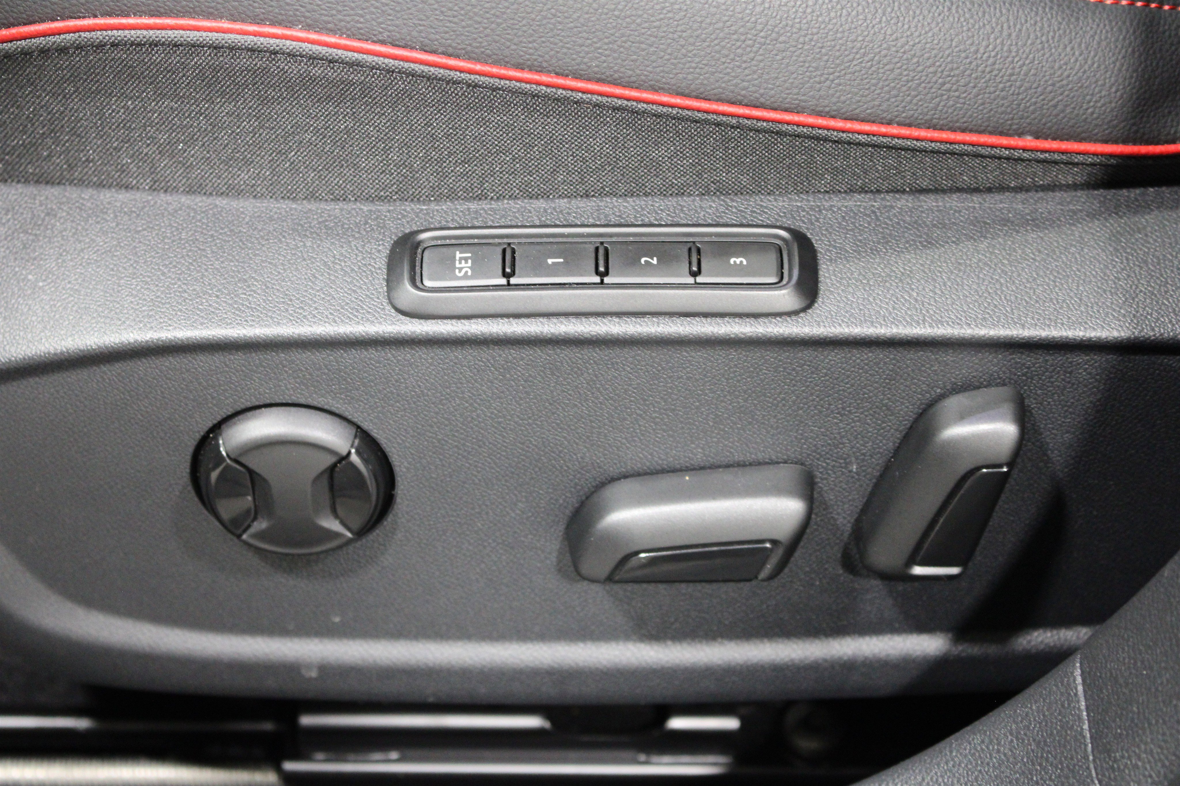 Used 2025 Volkswagen GTI SE image 6