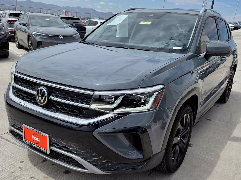 Used 2022 Volkswagen Taos SEL w/ Panoramic Sunroof Package FWD image 1