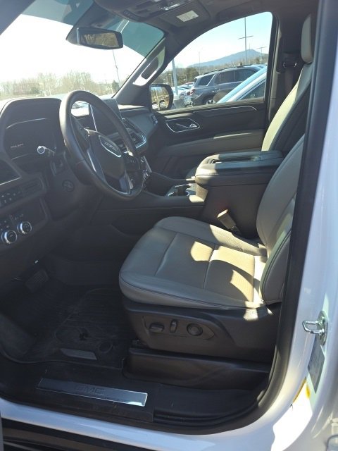 Used 2022 GMC Yukon SLT w/ SLT Premium Package image 3