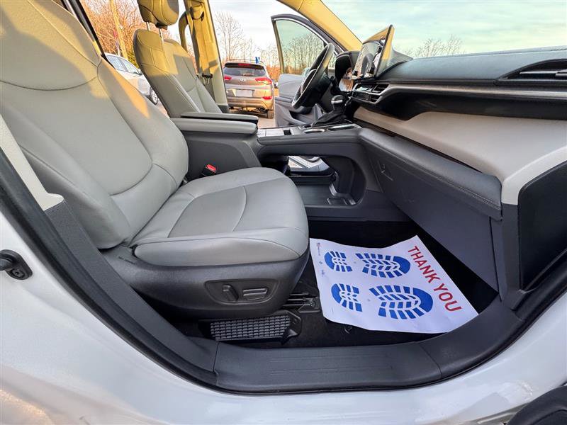Used 2024 Toyota Sienna XLE image 36