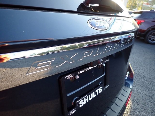 Certified 2022 Ford Explorer XLT w/ Equipment Group 202A image 6