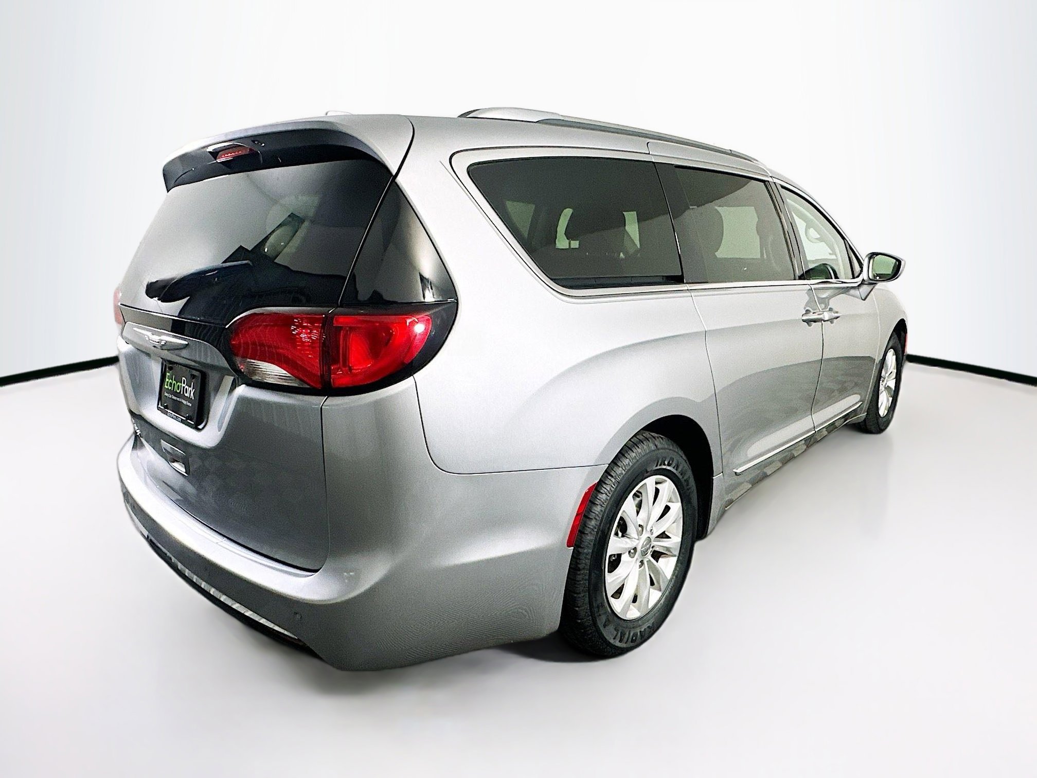 Used 2019 Chrysler Pacifica Touring-L FWD image 9