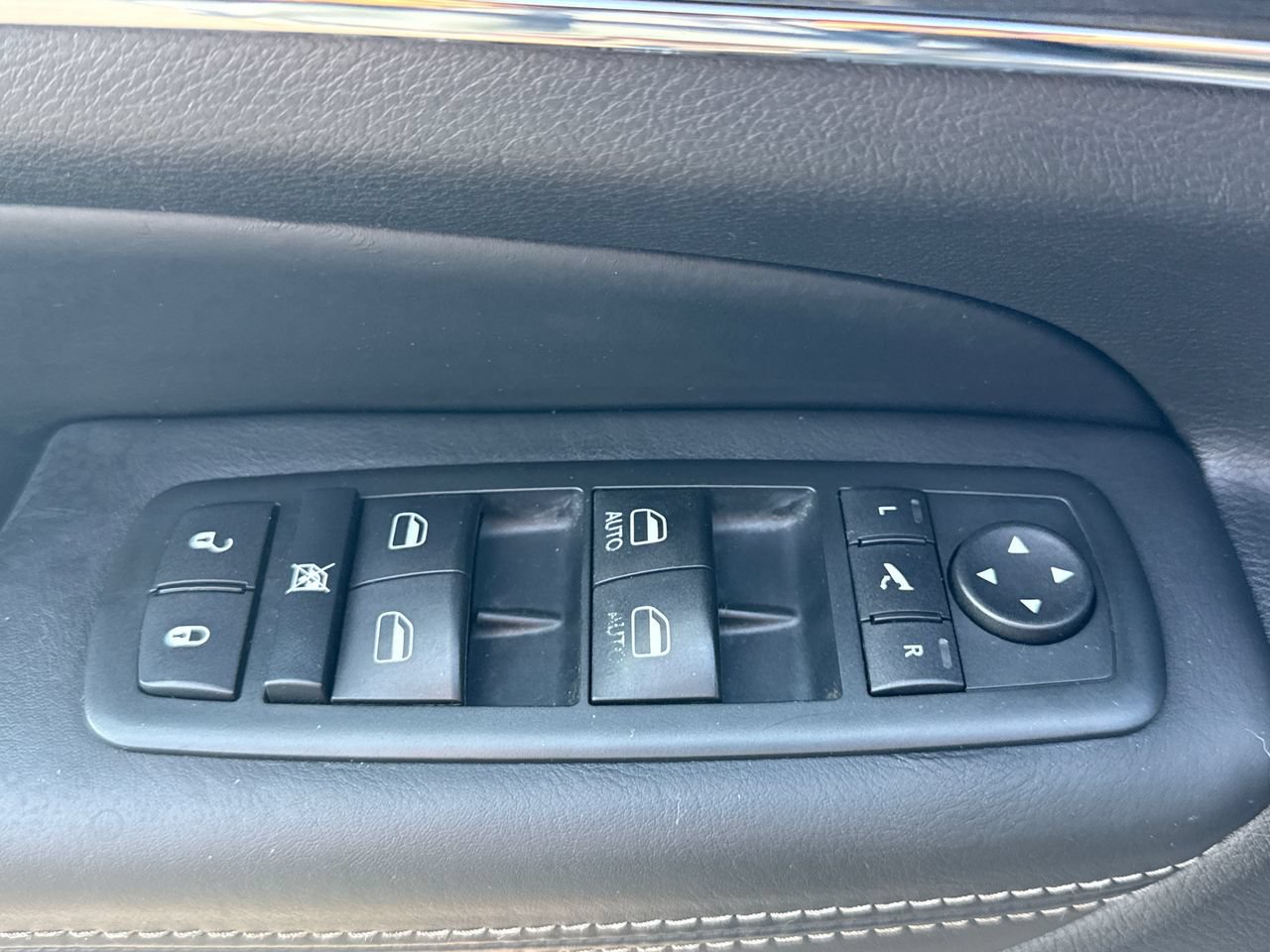Used 2015 Jeep Grand Cherokee Overland w/ Advanced Technology Group AWD/4WD image 17
