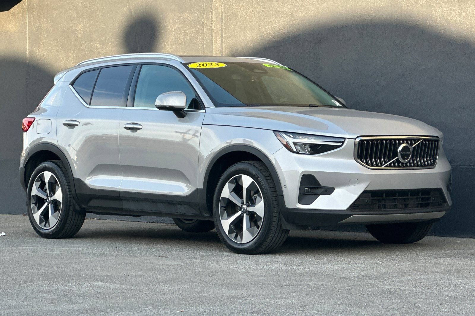 Certified 2025 Volvo XC40 B5 Plus AWD/4WD image 10