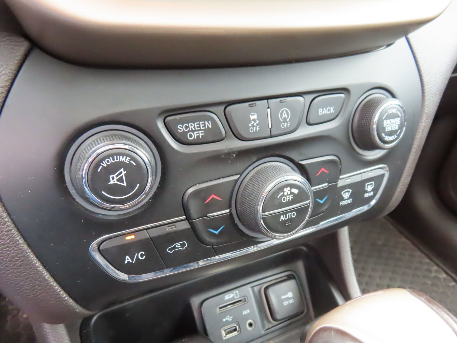 Used 2016 Jeep Cherokee Trailhawk w/ Comfort/Convenience Group image 27