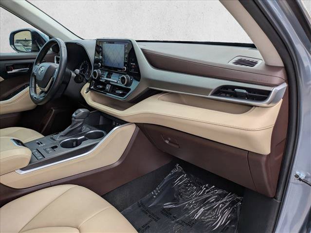 Used 2022 Toyota Highlander XLE FWD image 24