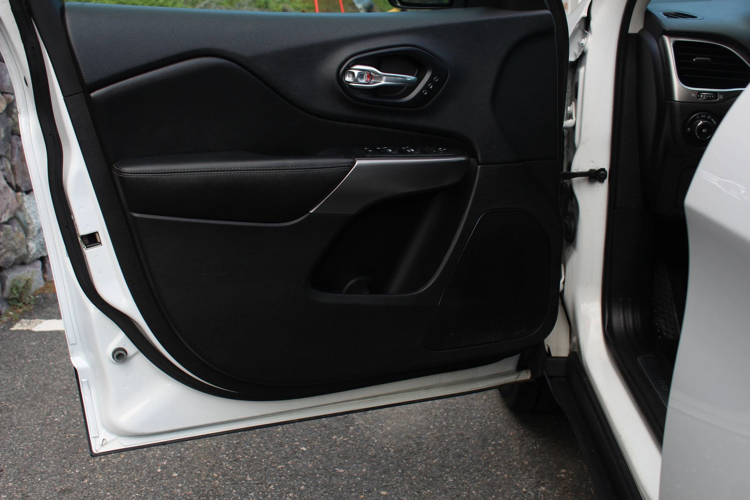 Used 2019 Jeep Cherokee Limited image 12