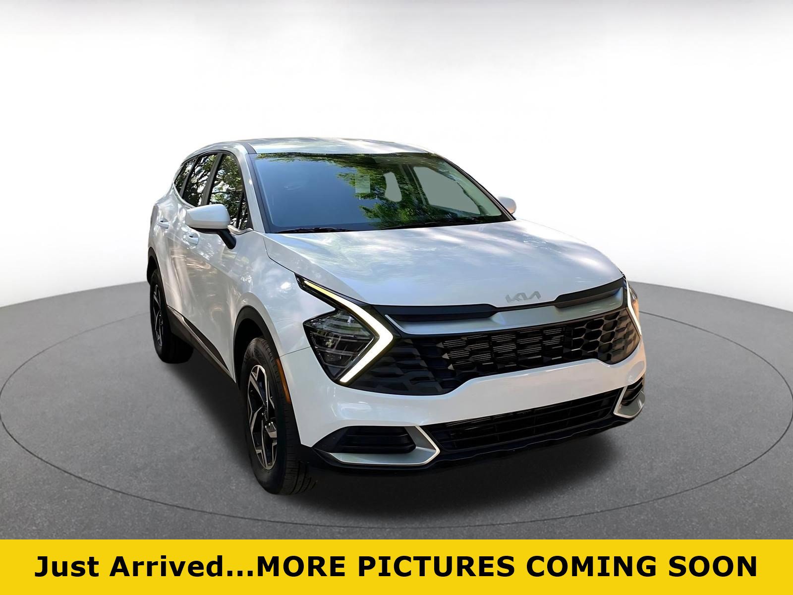 Used 2025 Kia Sportage LX image 1