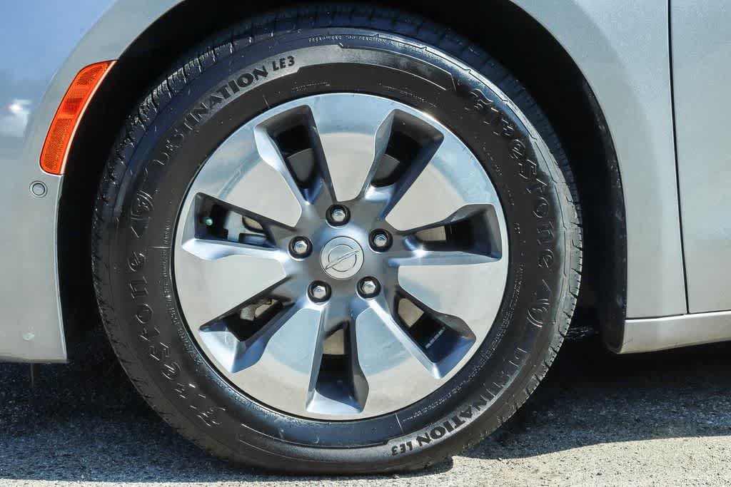 Used 2019 Chrysler Pacifica Limited w/ Advanced Safetytec Group FWD image 7