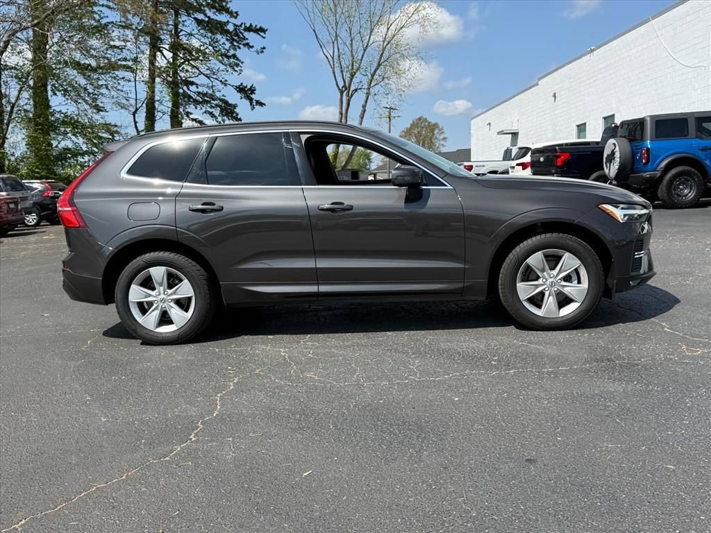 Used 2022 Volvo XC60 B5 Momentum image 3