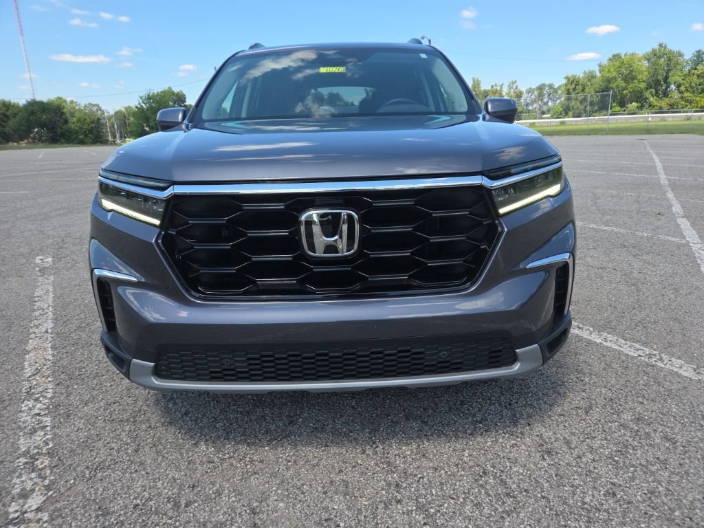 Used 2025 Honda Pilot Touring image 2
