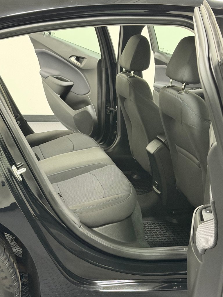 Used 2018 Chevrolet Cruze LT w/ Convenience Package FWD image 9