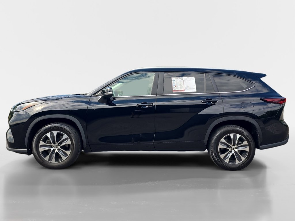 Used 2024 Toyota Highlander XLE image 2