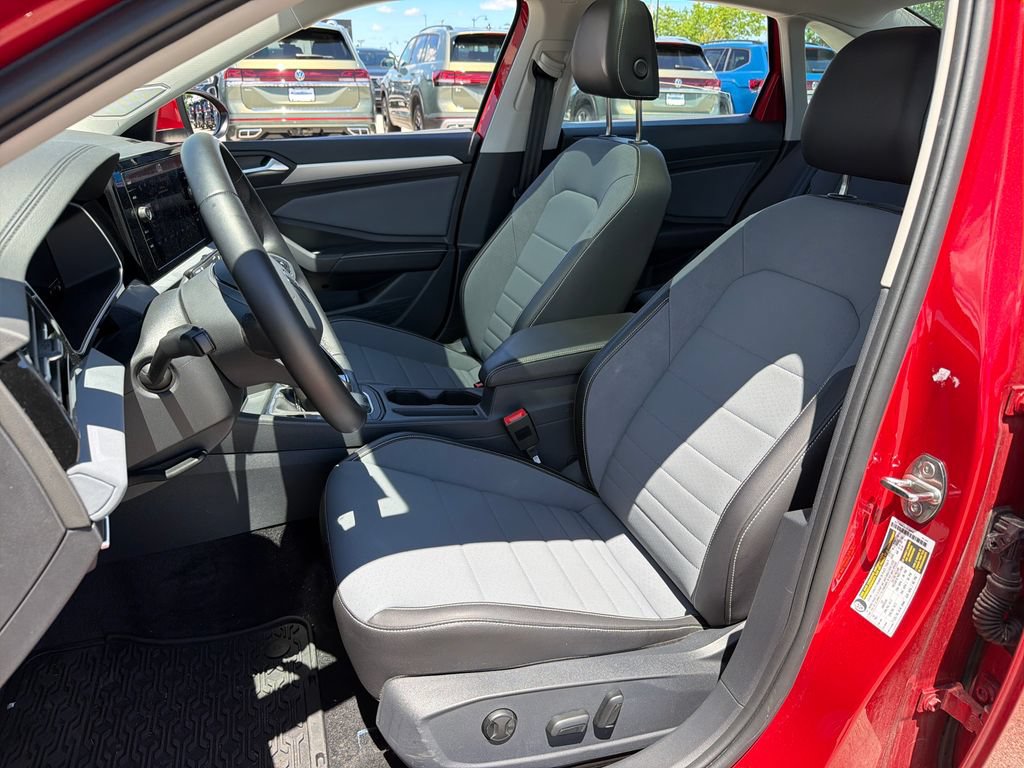 Certified 2025 Volkswagen Jetta SE FWD image 7