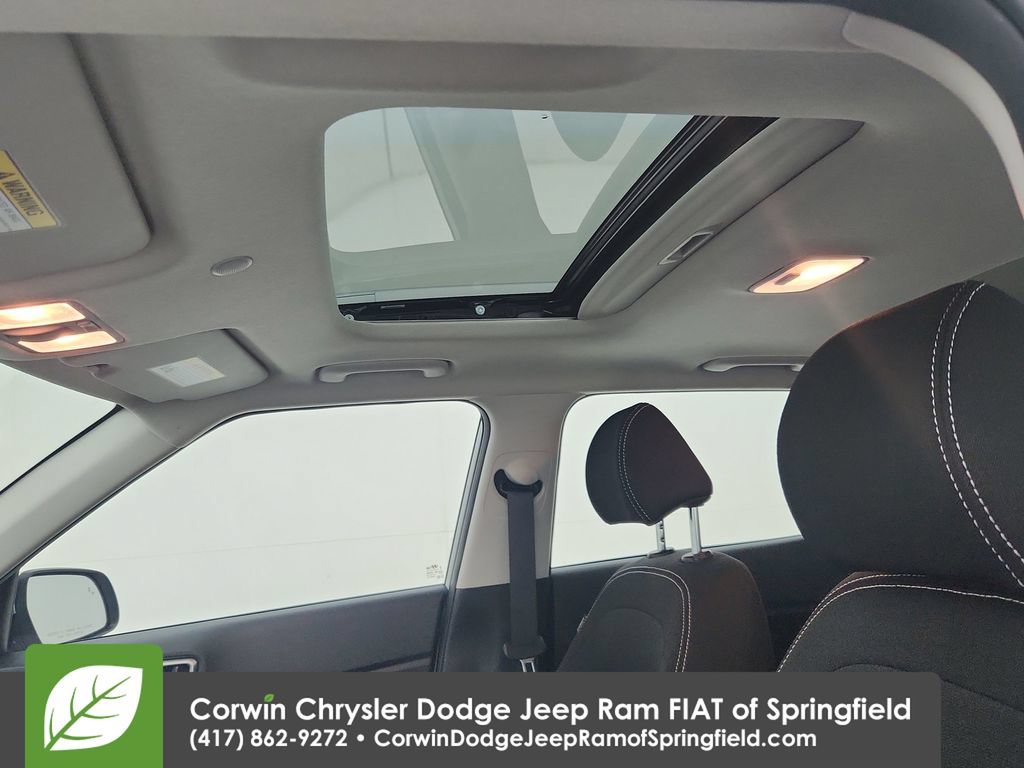 Used 2025 Hyundai Venue SEL FWD image 28