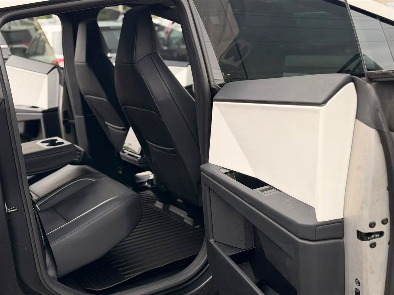 Used 2024 Tesla Cybertruck AWD Crew Cab image 34