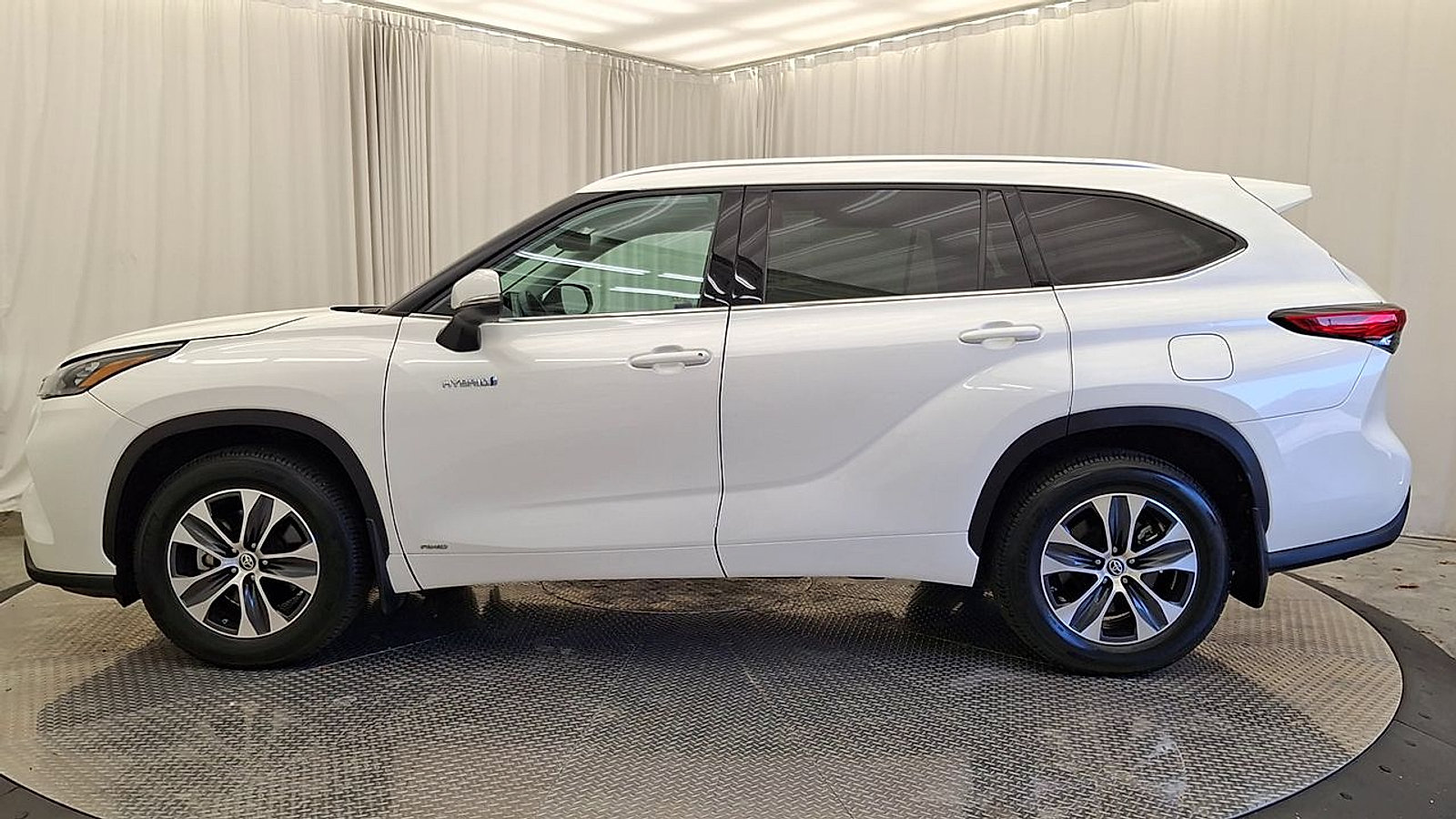 Certified 2020 Toyota Highlander XLE AWD/4WD image 12