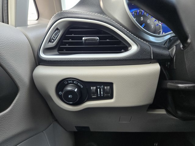 Used 2022 Chrysler Pacifica Touring-L image 24